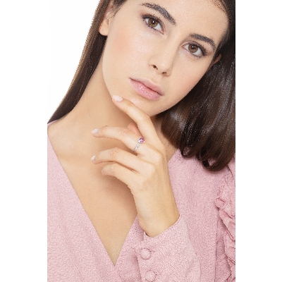 Bague en or blanc 18k avec un saphir rose en forme de cœur et des diamants sur la monture