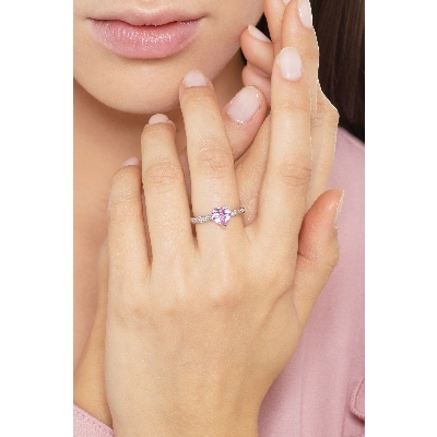 Bague en or blanc 18k avec un saphir rose en forme de cœur et des diamants sur la monture