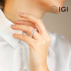 Bague Eternity Or Blanc 18k avec diamants certifiés IGI 0.30 CT