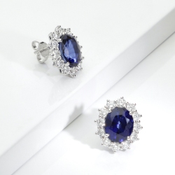 Boucles d’oreilles halo en Or Blanc 18k avec saphir bleu ovale et diamants