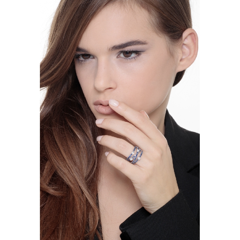 Bague bandeau en or blanc 18k avec saphirs bleus et diamants croisés Bague bandeau en or blanc 18k avec saphirs bleus et diamants croisés