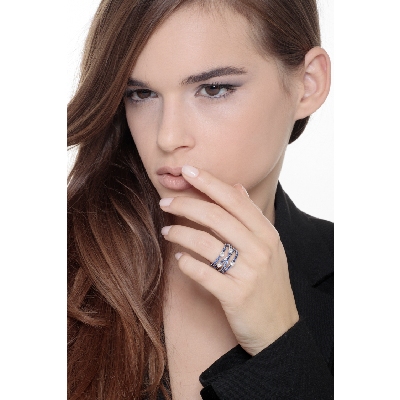 Bague bandeau en or blanc 18k avec saphirs bleus et diamants croisés