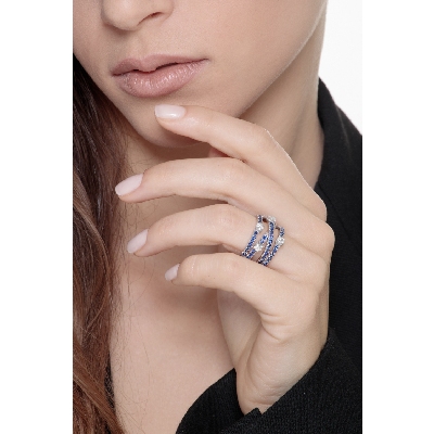 Bague bandeau en or blanc 18k avec saphirs bleus et diamants croisés