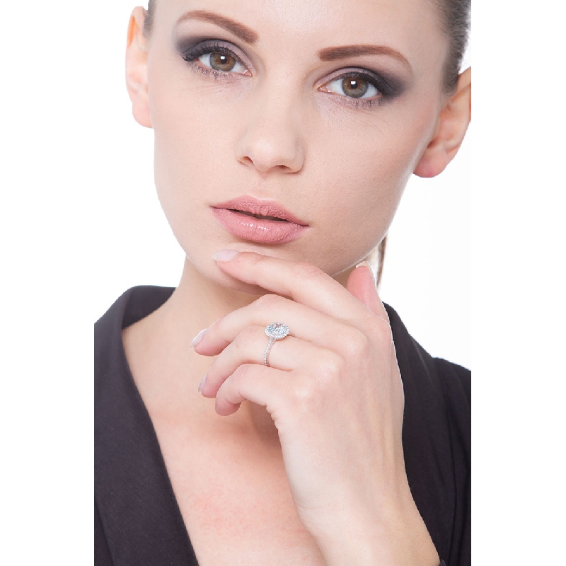 Bague halo en or blanc 18 carats avec aigue-marine  Bague halo en or blanc 18 carats avec aigue-marine