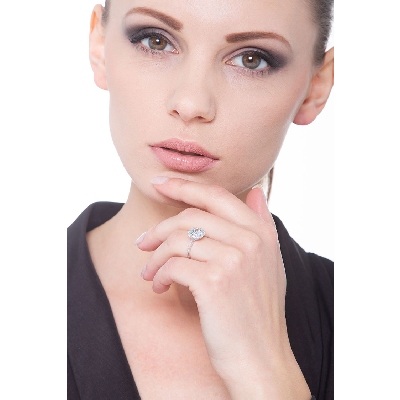 Bague halo en or blanc 18 carats avec aigue-marine 