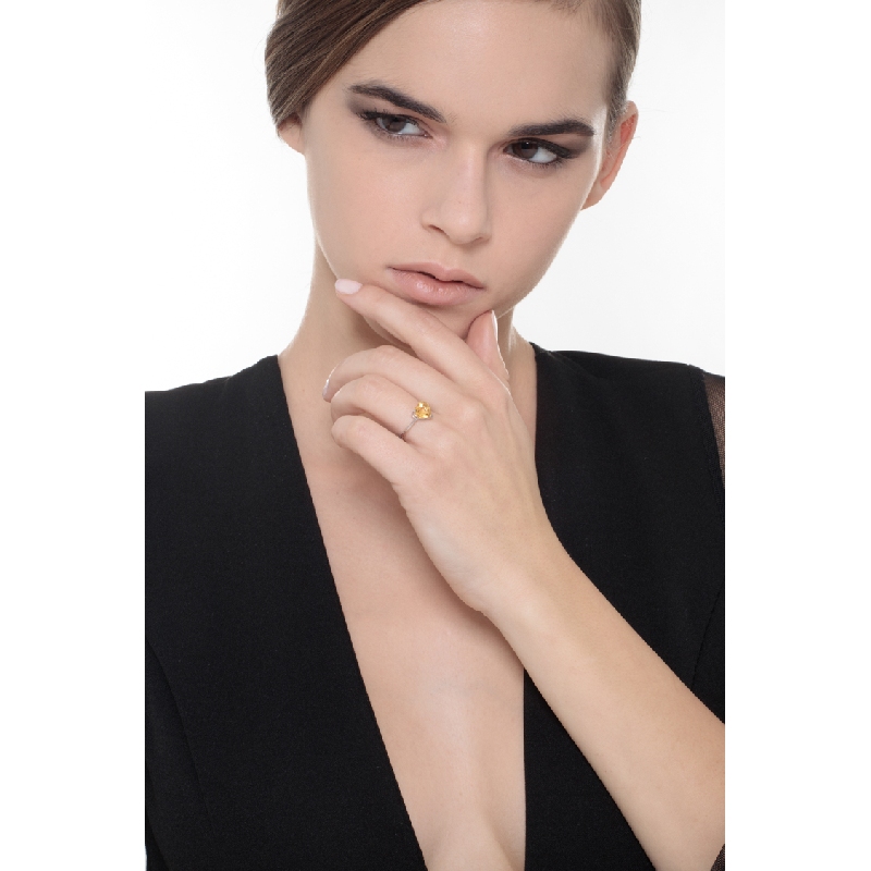 Bague romantique en or blanc 18k avec un citrine Bague romantique en or blanc 18k avec un citrine
