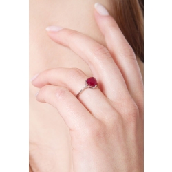 Bague romantique en or blanc 18k avec un rubis  2