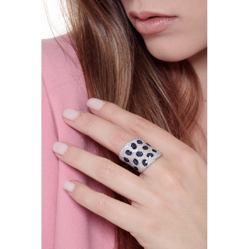 Bague pavé en or blanc 18k saphirs bleus et pavé de diamants Bague pavé en or blanc 18k saphirs bleus et pavé de diamants