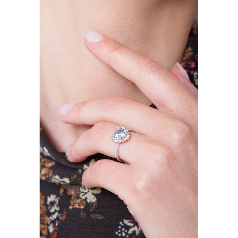 Bague en or blanc 18 carats avec une aquamarine