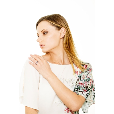 Bague bandeau en or blanc 18k avec diamants et saphirs