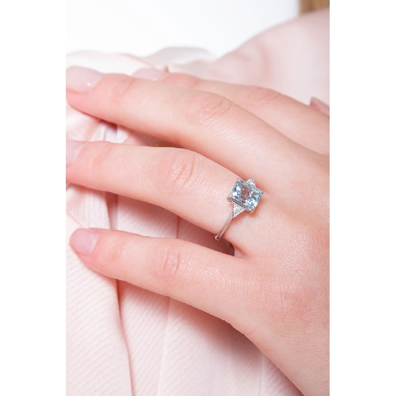 Bague alliance en or blanc 18k avec aigue-marine et diamants latéraux