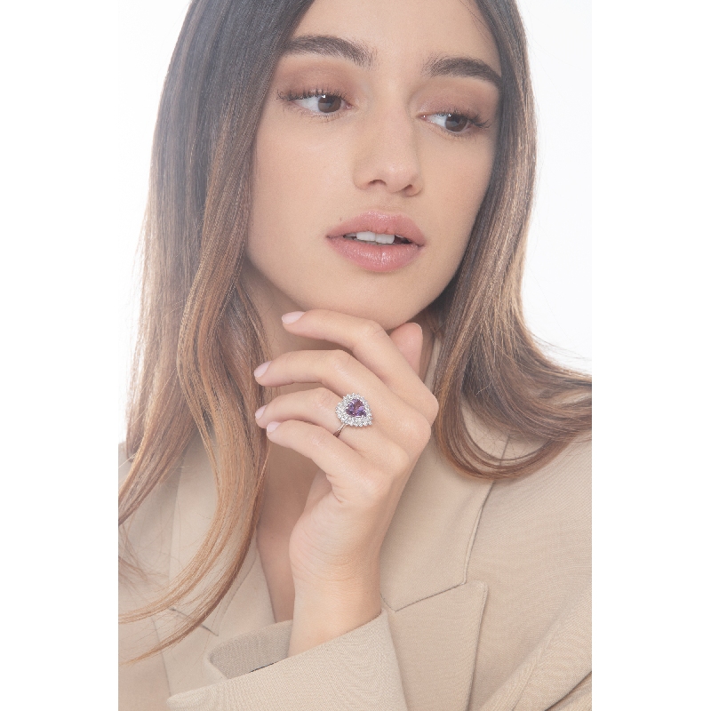 Bague en or blanc 18k avec améthyste Bague en or blanc 18k avec améthyste