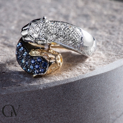 Bague en or blanc et jaune 18k panthère en saphirs bleus et diamants