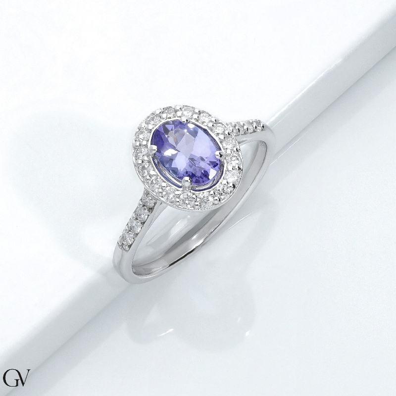 Bague halo en or blanc 18 carats avec une tanzanite  Bague halo en or blanc 18 carats avec une tanzanite