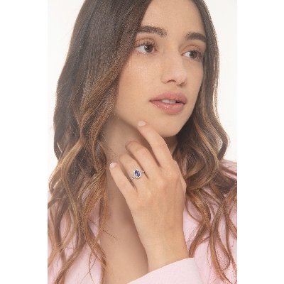 Bague halo en or blanc 18 carats avec une tanzanite 