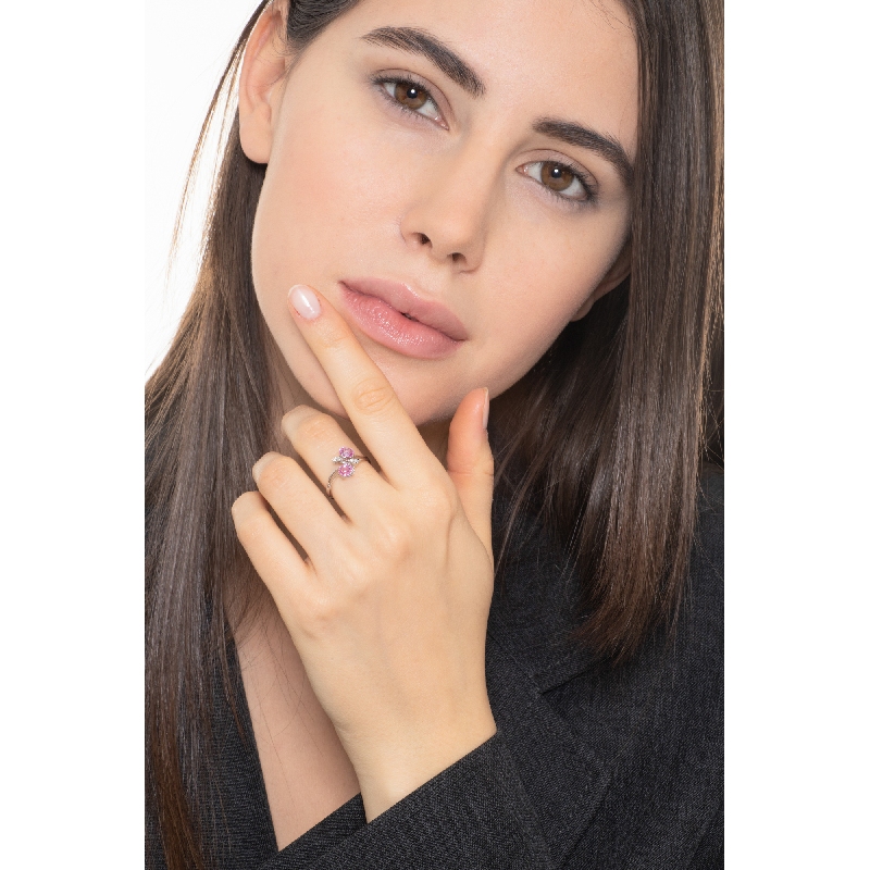 Bague en or blanc 18k avec des saphirs roses  Bague en or blanc 18k avec des saphirs roses