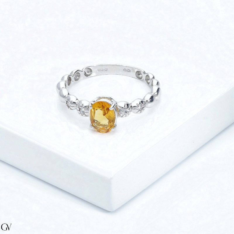 Bague en or blanc 18 carats avec un citrine et 2 diamants  Bague en or blanc 18 carats avec un citrine et 2 diamants
