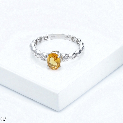 Bague en or blanc 18 carats avec un citrine et 2 diamants 