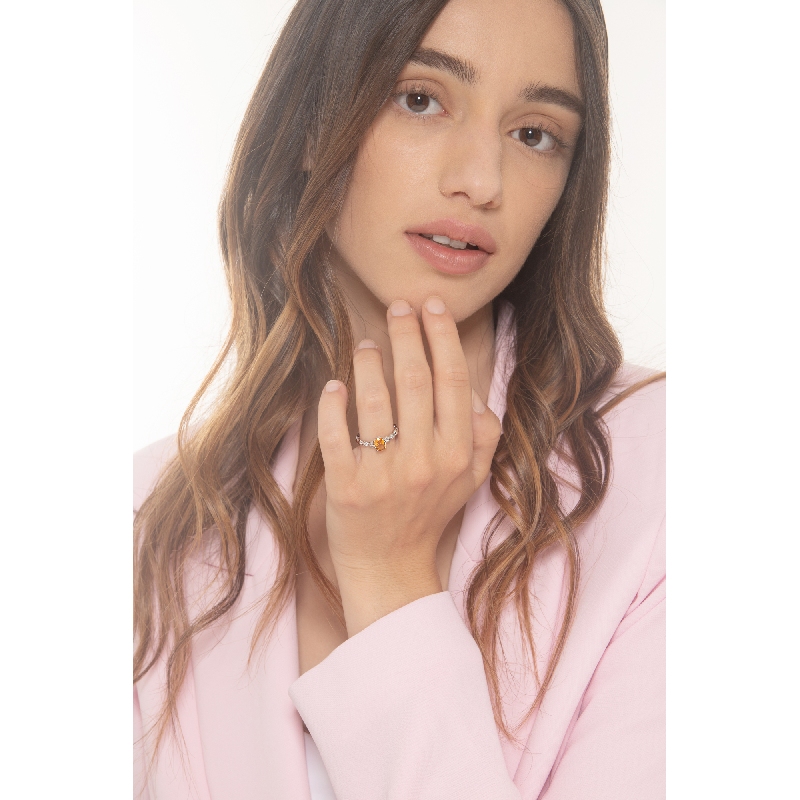 Bague en or blanc 18 carats avec un citrine et 2 diamants  Bague en or blanc 18 carats avec un citrine et 2 diamants