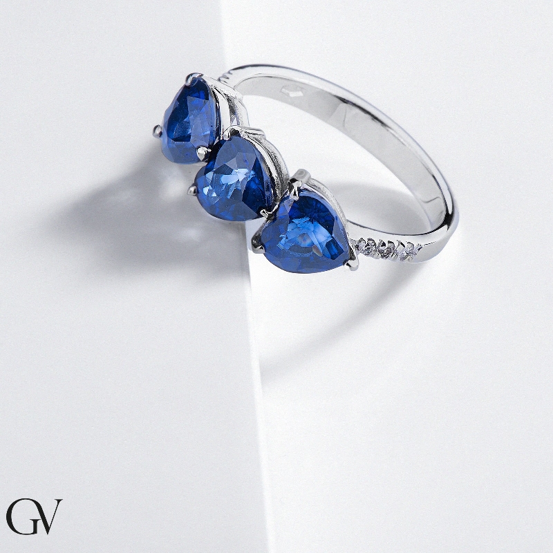 Bague en or blanc 18k avec saphir bleu Bague en or blanc 18k avec saphir bleu