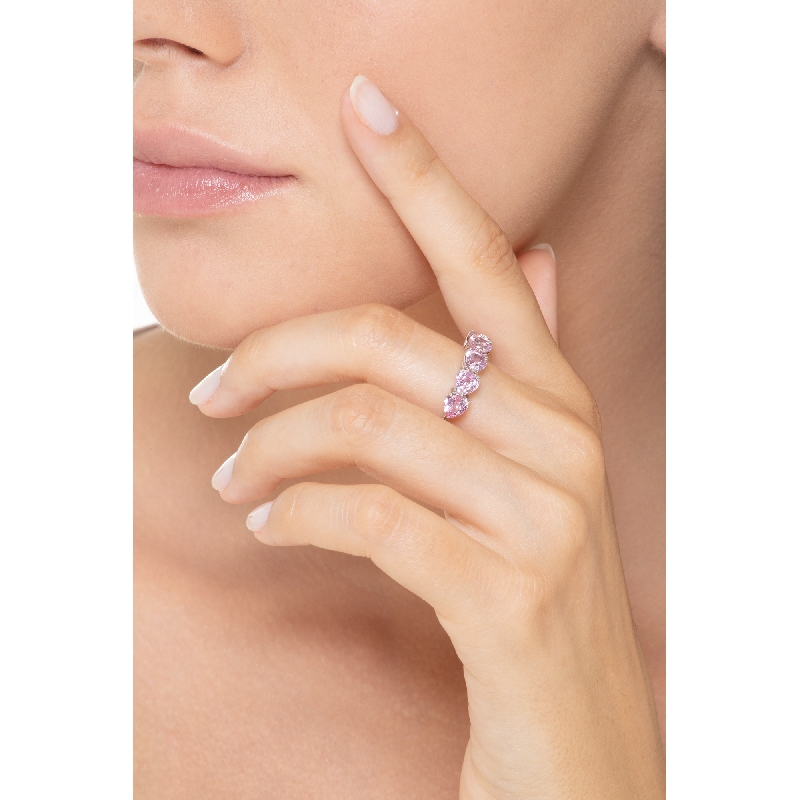 Bague en or blanc 18 carats avec des saphirs roses taillés en forme de cœur