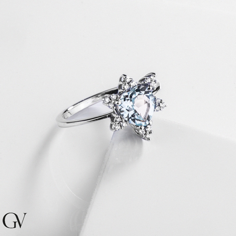 Bague en or blanc 18k avec une aigue-marine Bague en or blanc 18k avec une aigue-marine