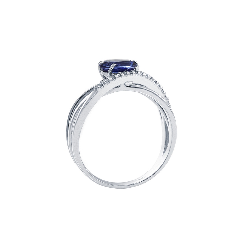 Bague en or blanc 18k sertie de diamants et d’un saphir bleu  Bague en or blanc 18k sertie de diamants et d’un saphir bleu