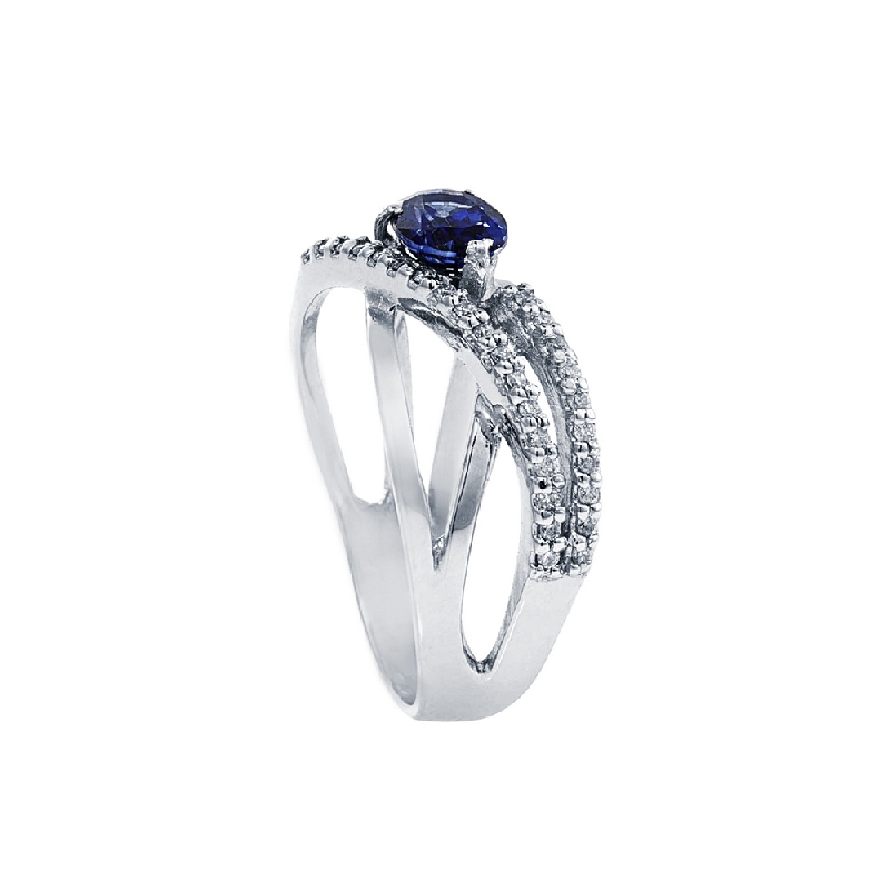 Bague en or blanc 18k sertie de diamants et d’un saphir bleu  Bague en or blanc 18k sertie de diamants et d’un saphir bleu