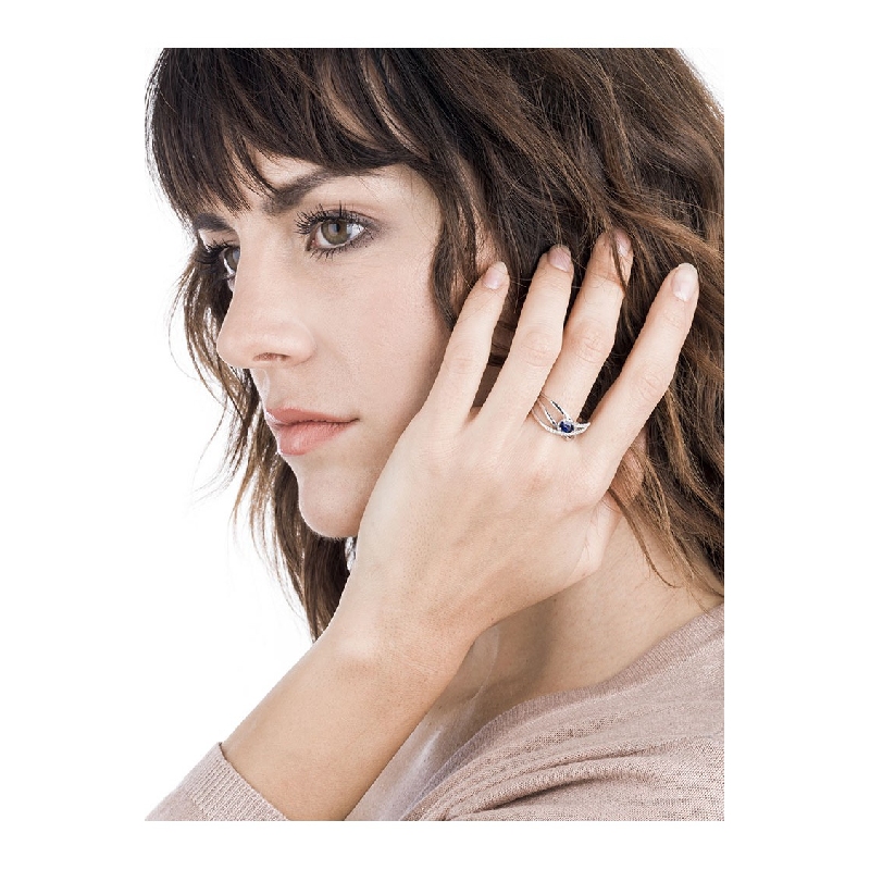 Bague en or blanc 18k sertie de diamants et d’un saphir bleu  Bague en or blanc 18k sertie de diamants et d’un saphir bleu