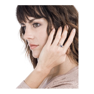 Bague en or blanc 18k sertie de diamants et d’un saphir bleu 