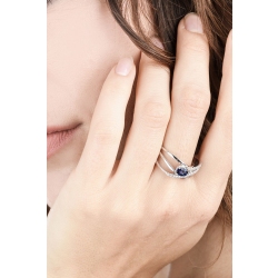 Bague en or blanc 18k sertie de diamants et d’un saphir bleu  2