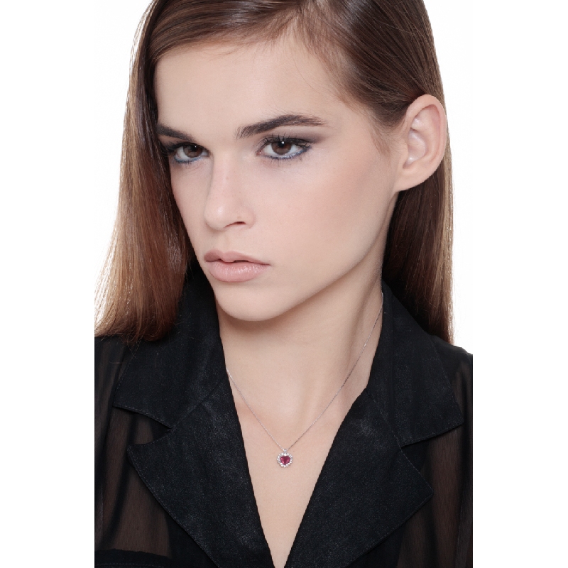 Collier en or blanc 18K avec rubis taille cœur d’environ 6 mm entouré de diamants Collier en or blanc 18K avec rubis taille cœur d’environ 6 mm entouré de diamants