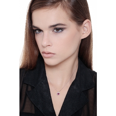 Collier en or blanc 18K avec rubis taille cœur d’environ 6 mm entouré de diamants