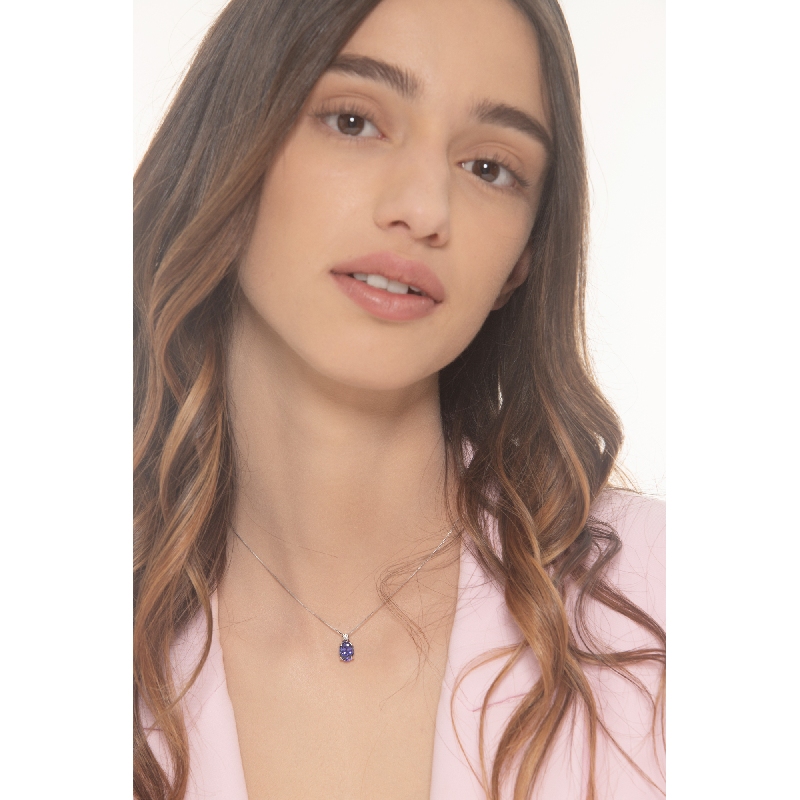 Collier en or blanc 18k avec pendentif en tanzanite  Collier en or blanc 18k avec pendentif en tanzanite