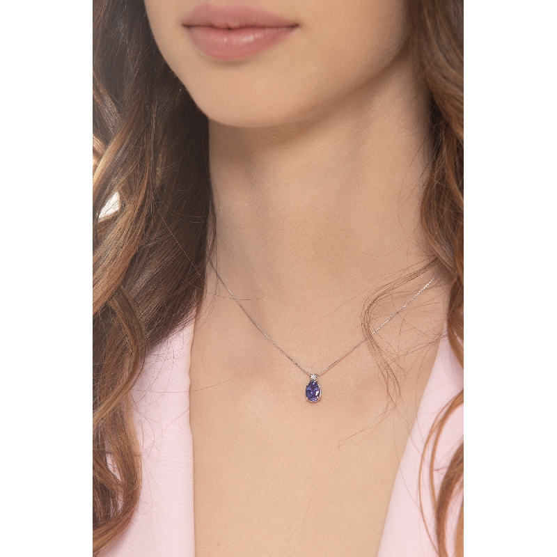Collier en or blanc 18k avec pendentif en tanzanite  Collier en or blanc 18k avec pendentif en tanzanite