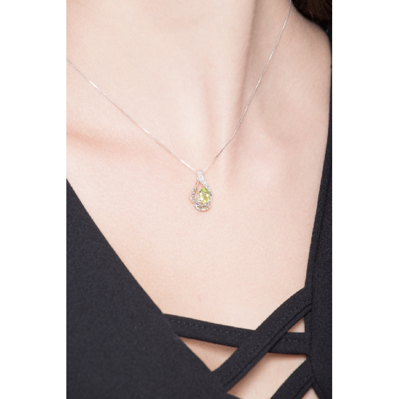 Collier femme en or blanc 18k avec péridot et diamants Collier femme en or blanc 18k avec péridot et diamants