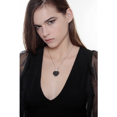 Collier en Or Blanc 18k cœur en Diamants Noirs et Blancs
