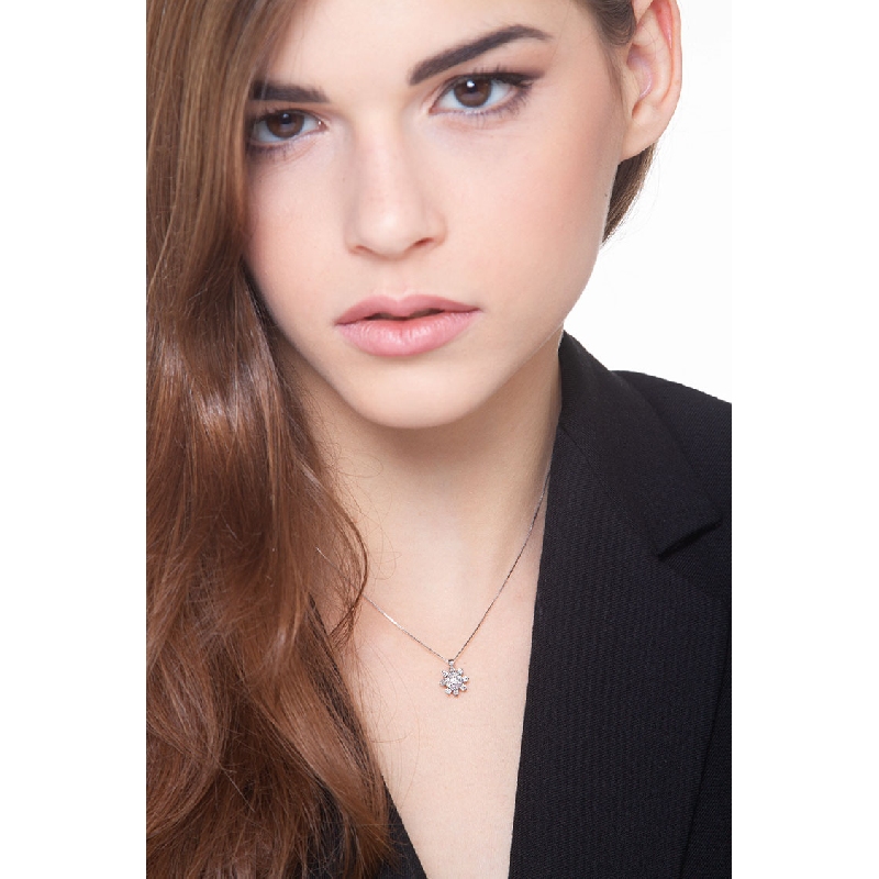 Collier Fleur en Or Blanc 18k avec Diamants Collier Fleur en Or Blanc 18k avec Diamants