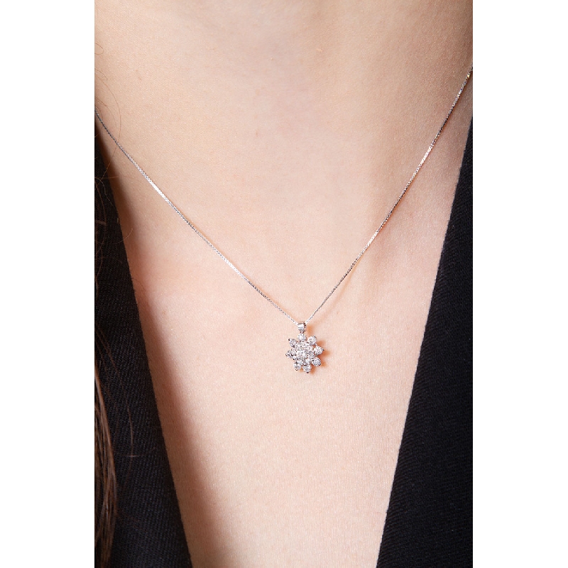 Collier Fleur en Or Blanc 18k avec Diamants Collier Fleur en Or Blanc 18k avec Diamants