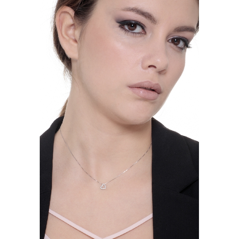 Collier or blanc 18k avec pendentif en forme de cœur Collier or blanc 18k avec pendentif en forme de cœur