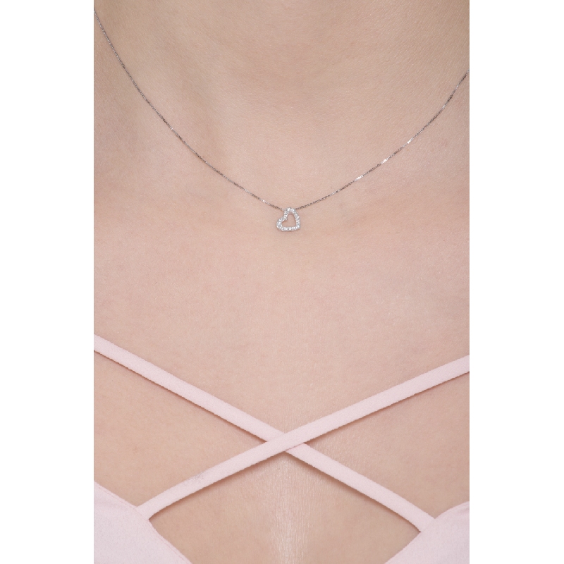 Collier or blanc 18k avec pendentif en forme de cœur Collier or blanc 18k avec pendentif en forme de cœur