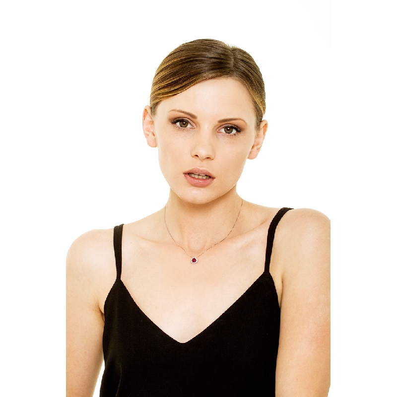 Collier en or blanc 18k avec rubis taille cœur entouré de diamants 