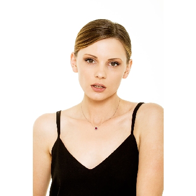 Collier en or blanc 18k avec rubis taille cœur entouré de diamants 