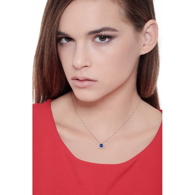 Collier avec saphir bleu cœur entouré diamants Collier avec saphir bleu cœur entouré diamants