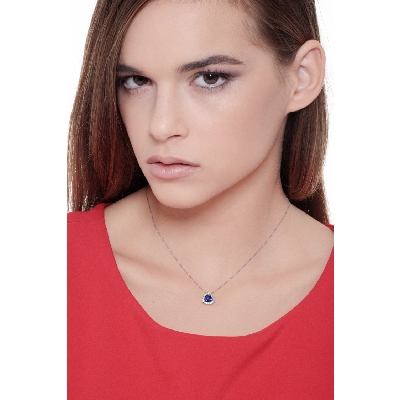 Collier avec saphir bleu cœur entouré diamants