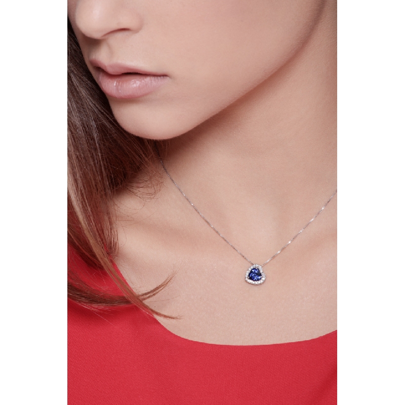 Collier avec saphir bleu cœur entouré diamants Collier avec saphir bleu cœur entouré diamants