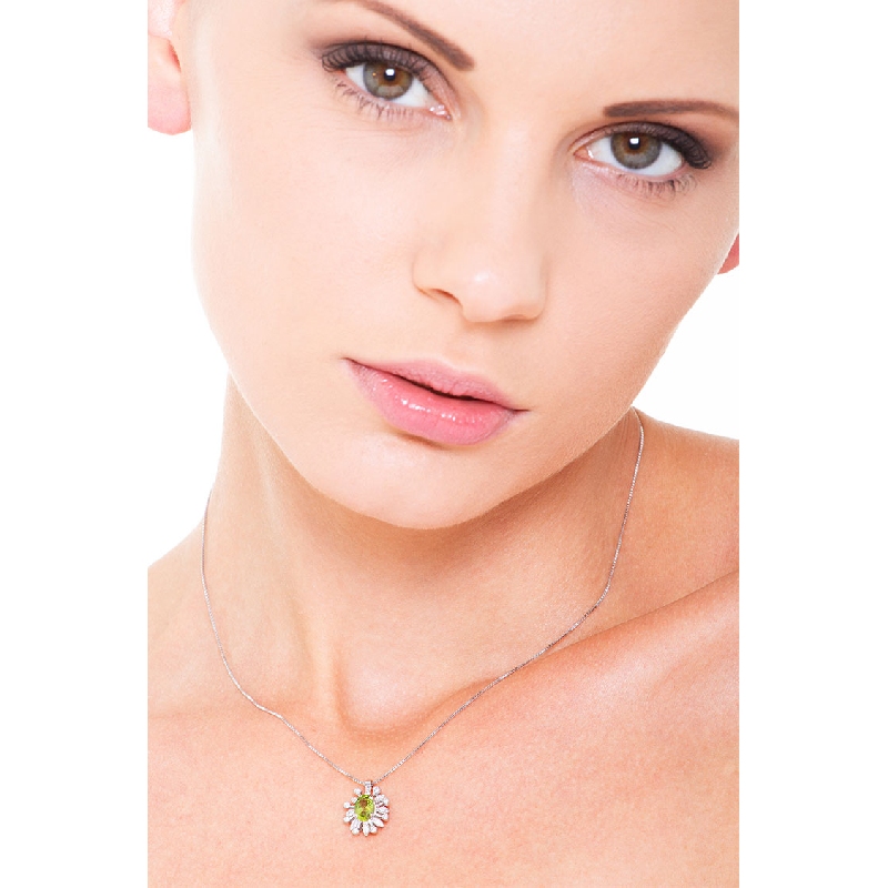 Collier péridot taille ovale et diamants or 750 Collier péridot taille ovale et diamants or 750