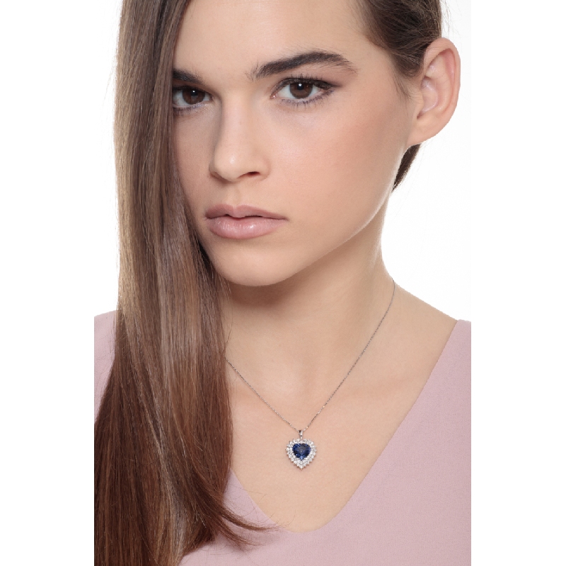 Collier saphir bleu cœur halo diamants design en or blanc 18k Collier saphir bleu cœur halo diamants design en or blanc 18k