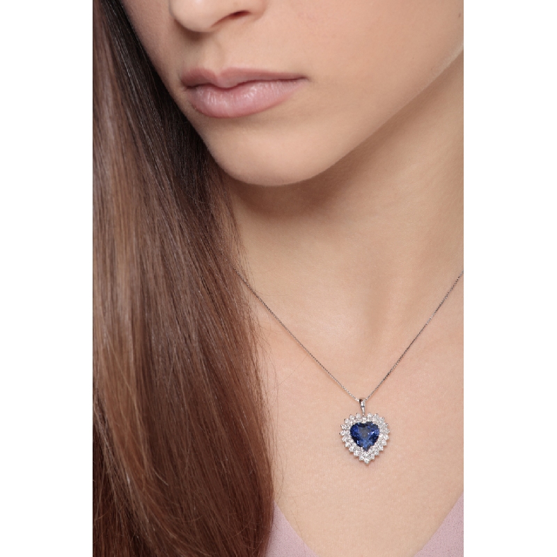 Collier saphir bleu cœur halo diamants design en or blanc 18k Collier saphir bleu cœur halo diamants design en or blanc 18k