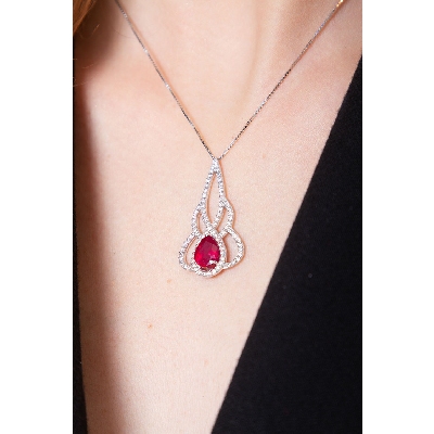 Collier en or blanc 18k avec pendentif flamme rubis et diamants